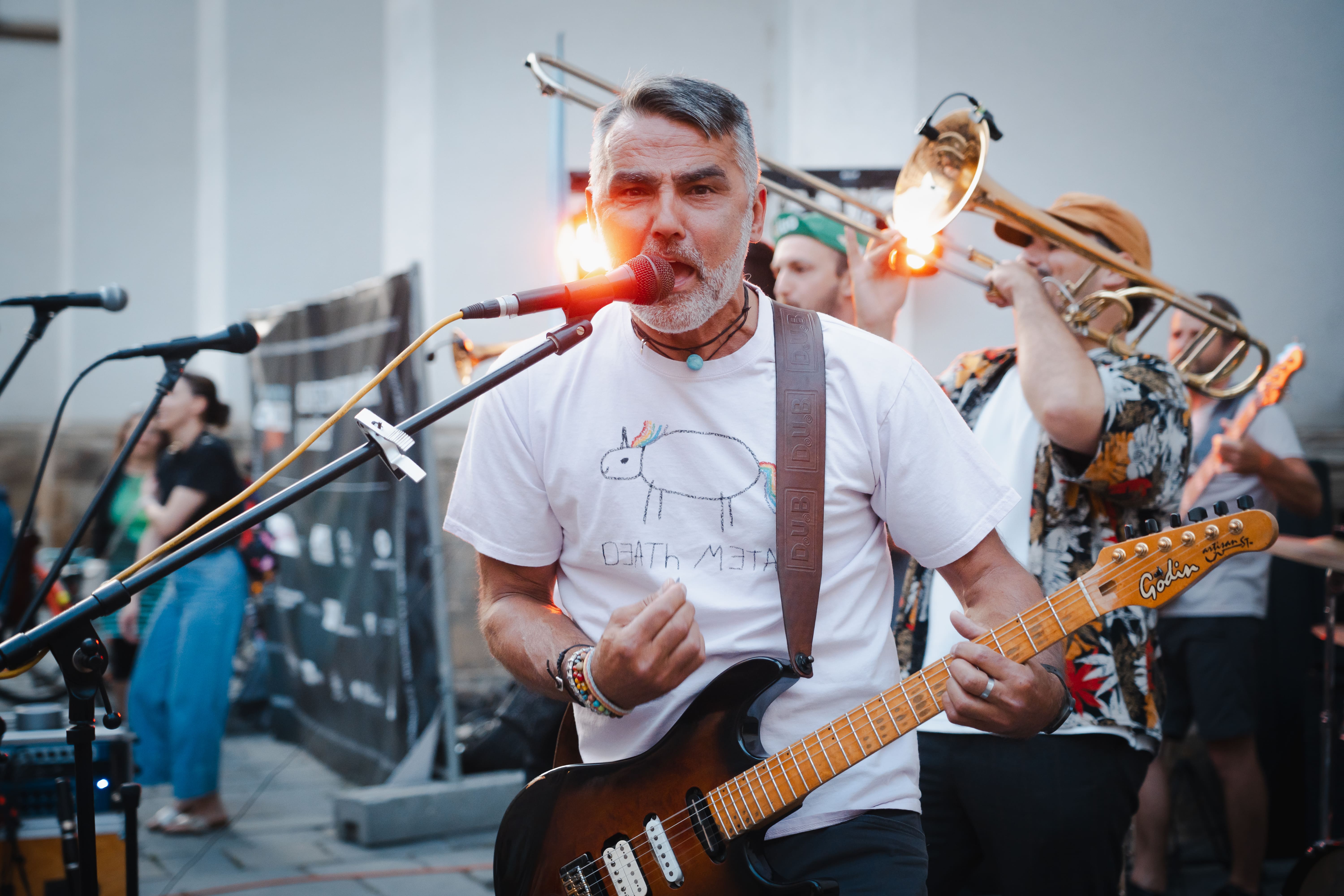 Kytarista na festivalu